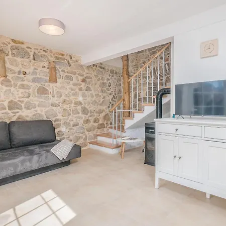 2 Bedroom Pet Friendly In