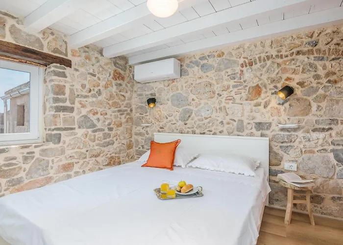 2 Bedroom Pet Friendly In *